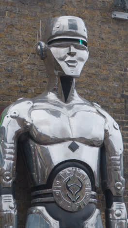 Vertikales-Video-Einer-Roboterstatue-Vor-Dem-Cyberdog-Modegeschäft-Im-Camden-Market,-London,-Großbritannien